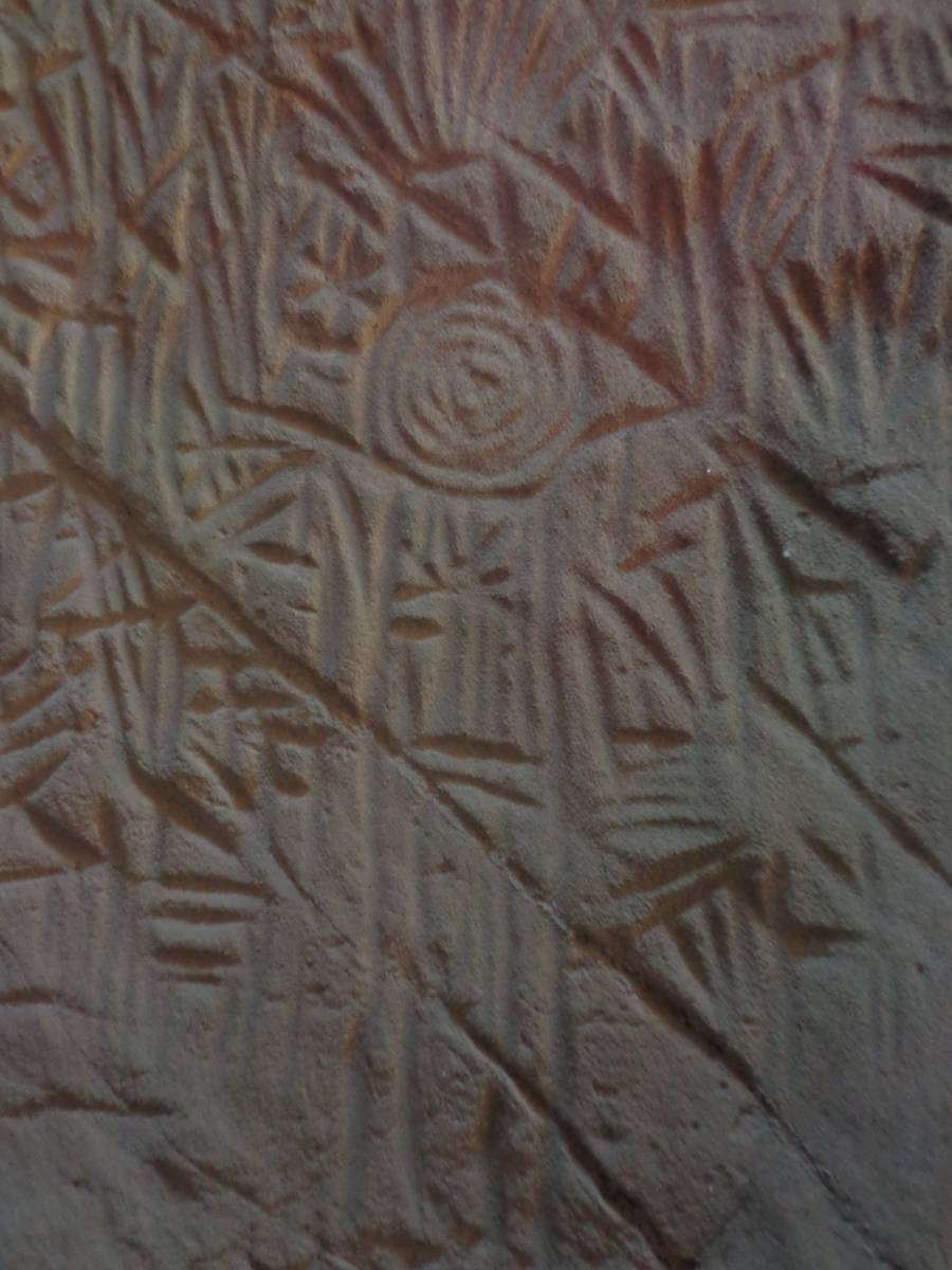 The upper cave has a lot of engravings. These engravings are not from the same era. This is a tribal chief from 6000 BC.