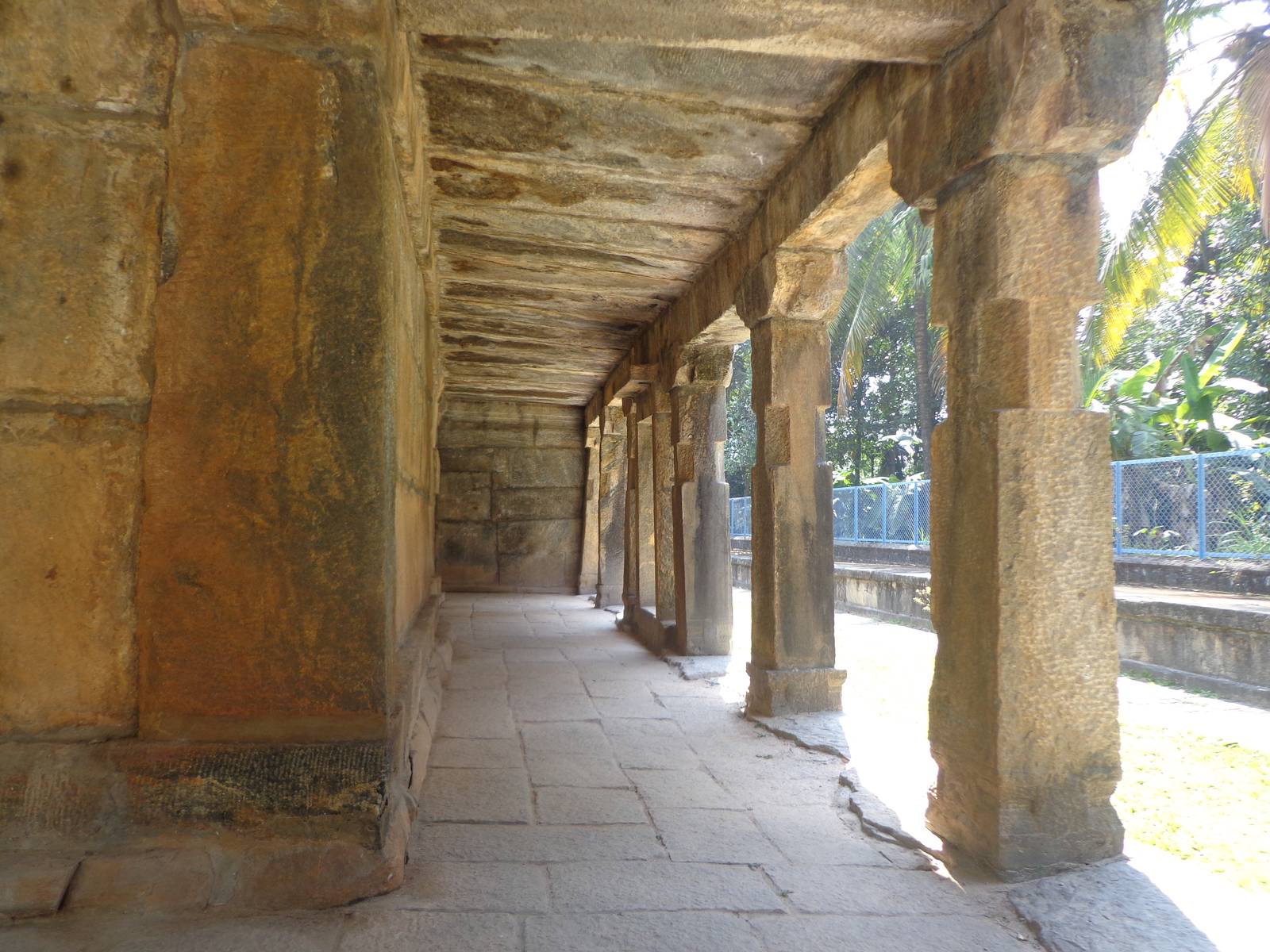 The corridor of the Jain temple