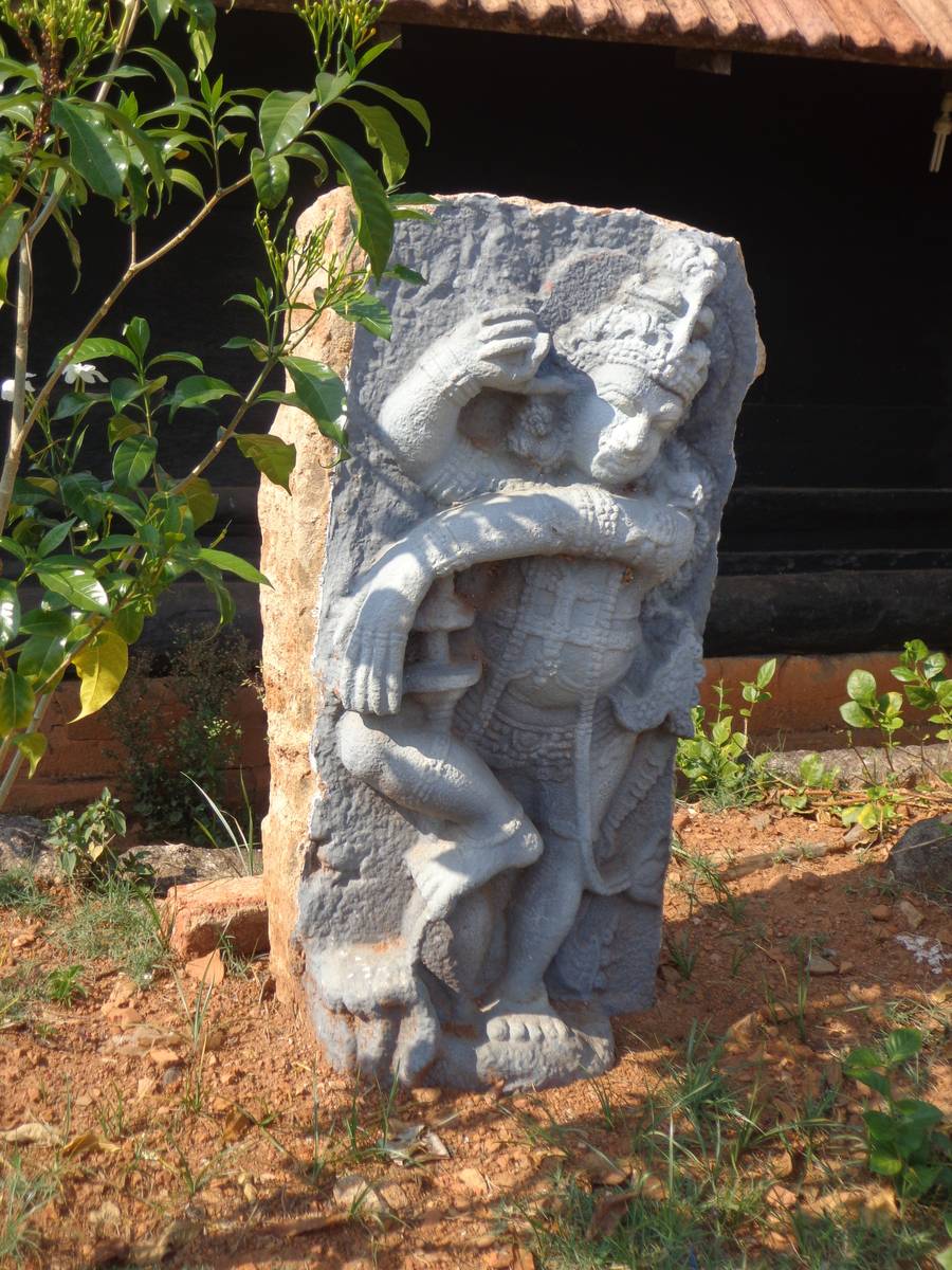 An idol outside Thirunelly temple.