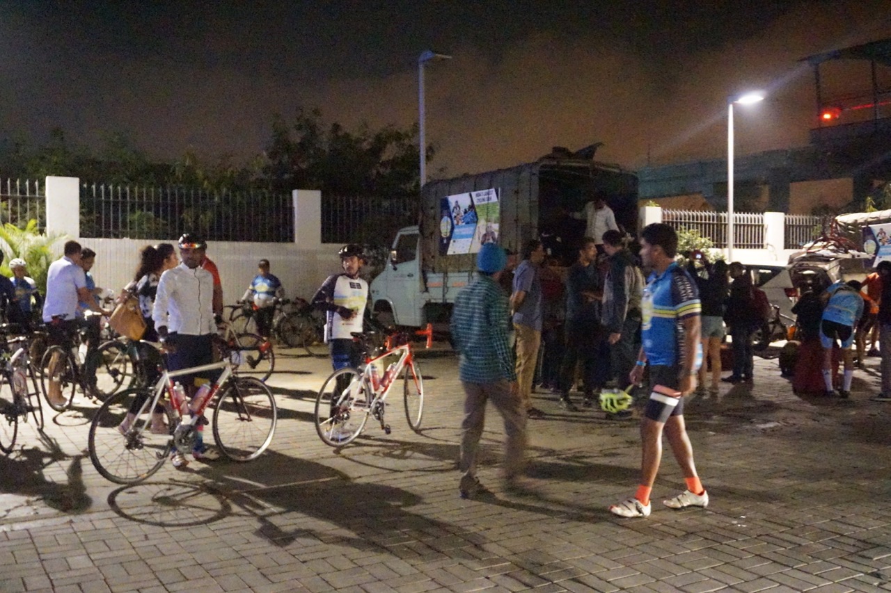 The luggage van that left at 5:30. I received my stuff at Mysore once I had checked into the hotel. Also visible are cyclists doing last minute check-ups and race organisers fastening bibs to the cycle. My bib number is 80.