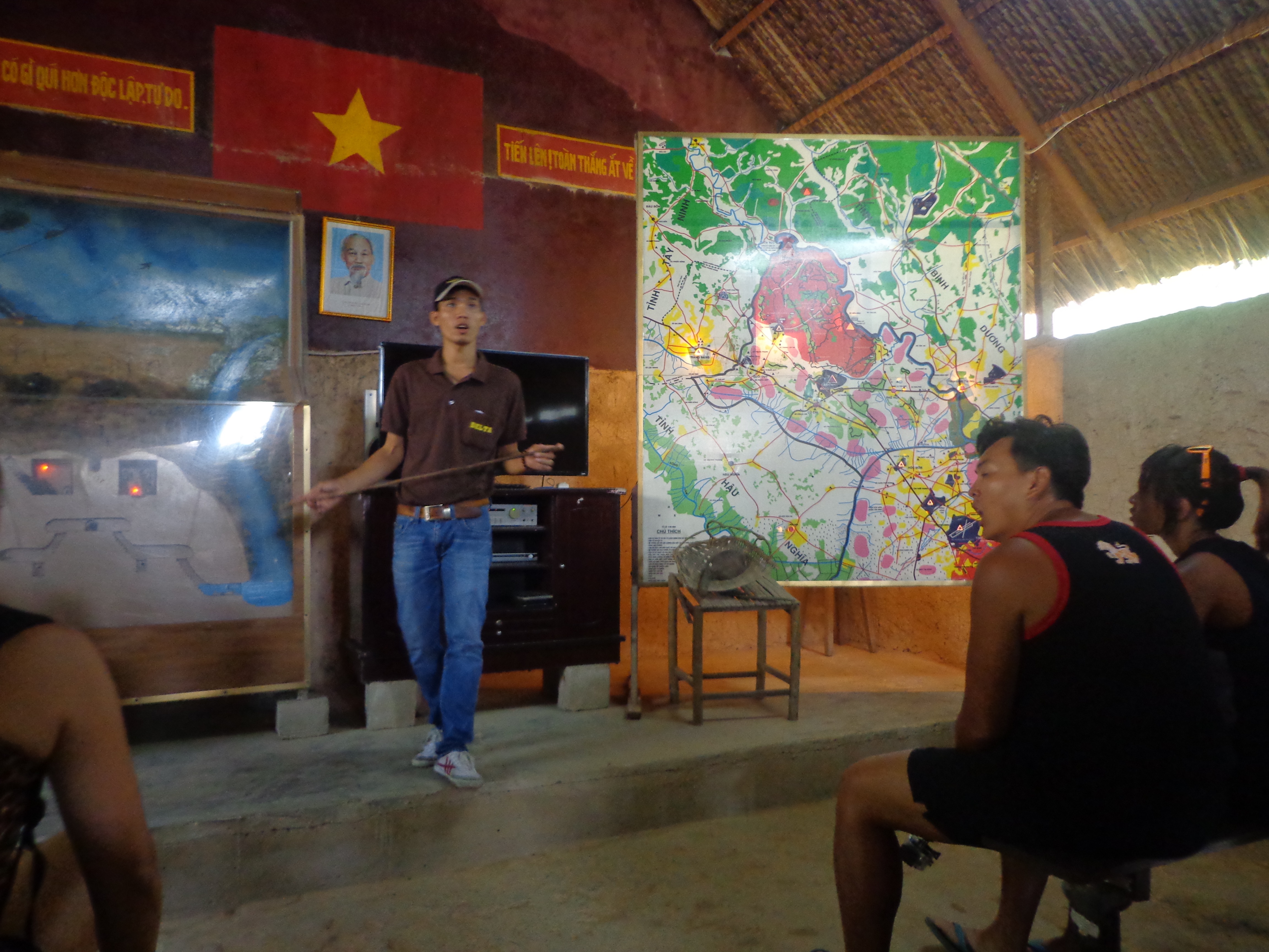 Micky explaining us about the area, the war strategies and the architecture of the bunkers.
