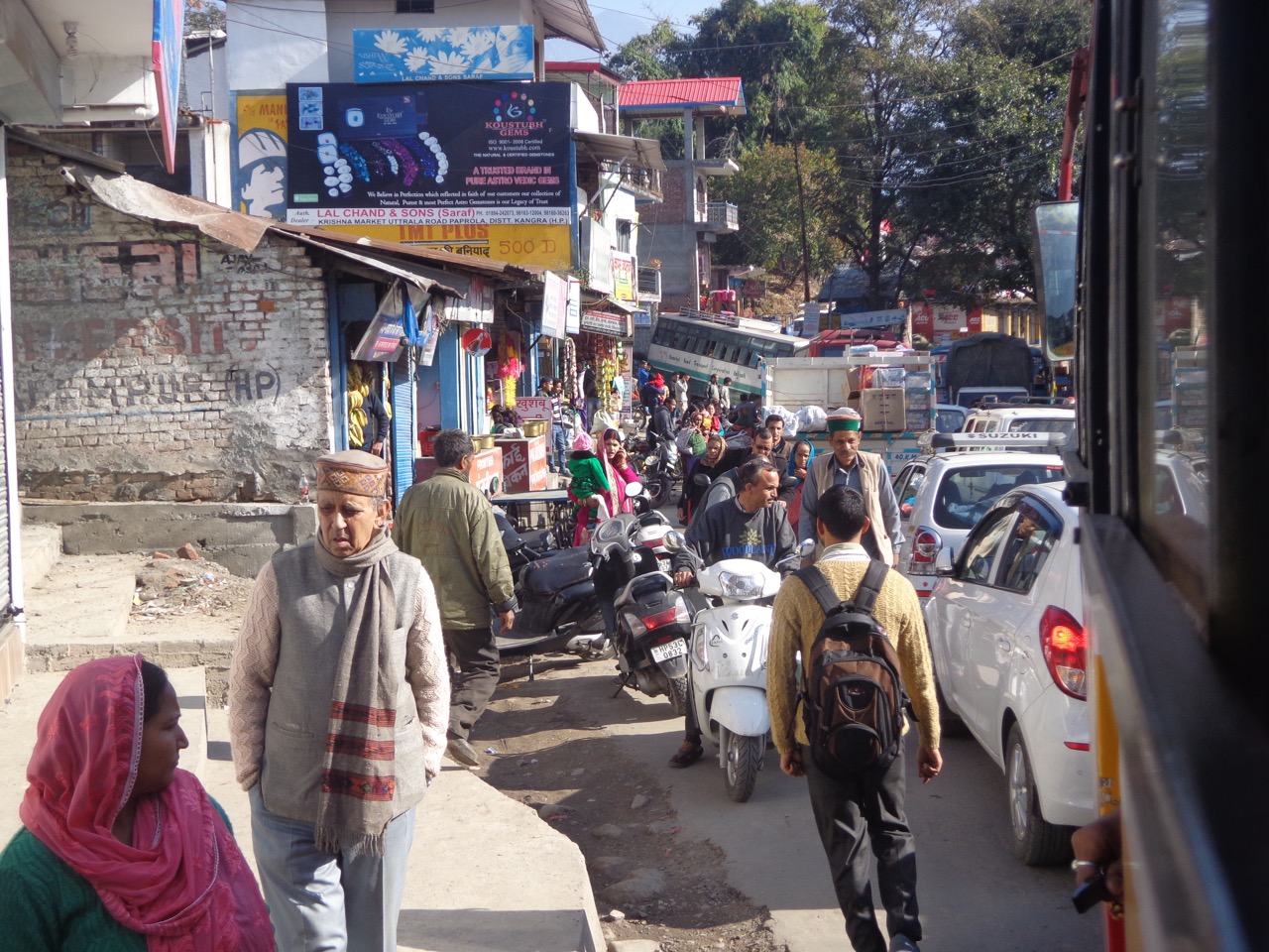 A jam at Paprola. The drivers must have to take an extra exam on non-verbal communication to get their license. People in Delhi and Punjab probably take one on verbal communication.
