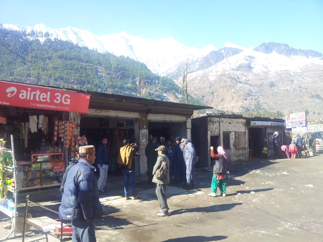 These shops rent snow jumpsuits and arrange guides for skiing.