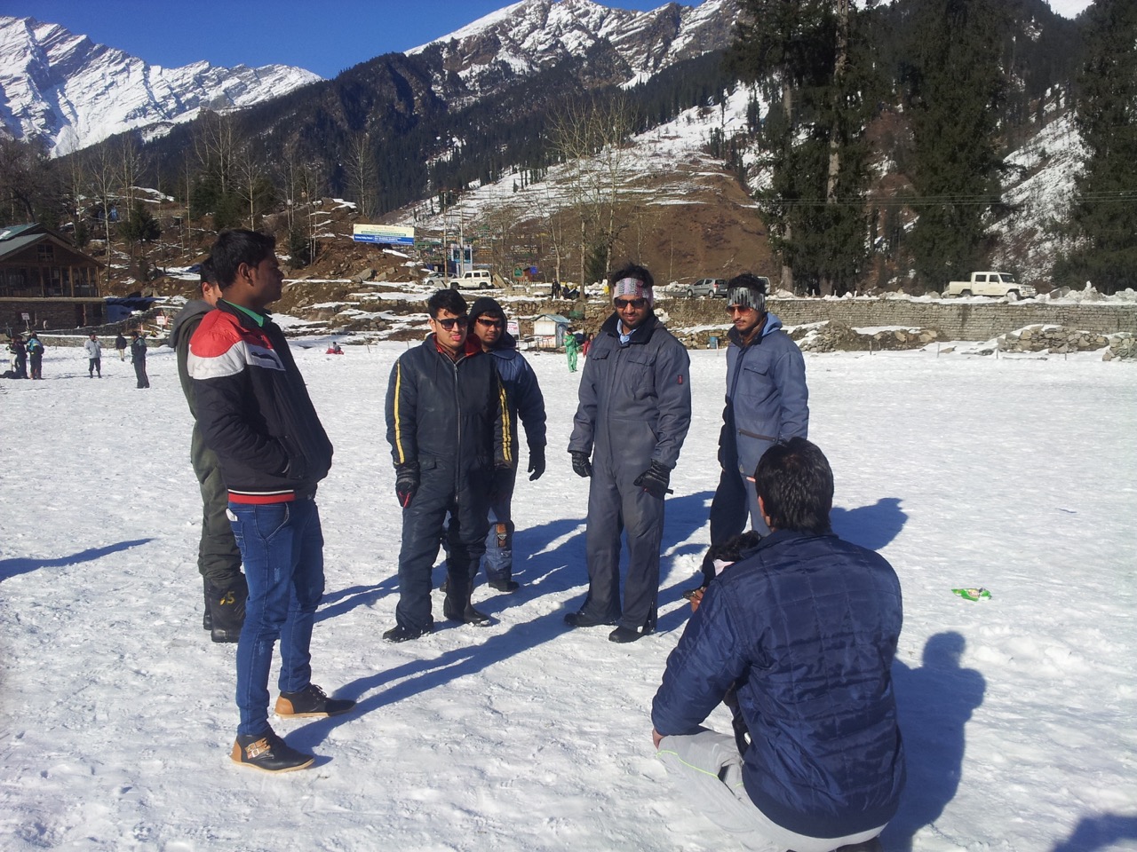 Some of the guys (baboons) did not finish their skiing even at 3:00 pm. They were more interested in taking photographs in ski equipment. In fact, they did not even have enough stamina to walk or endure the cold.