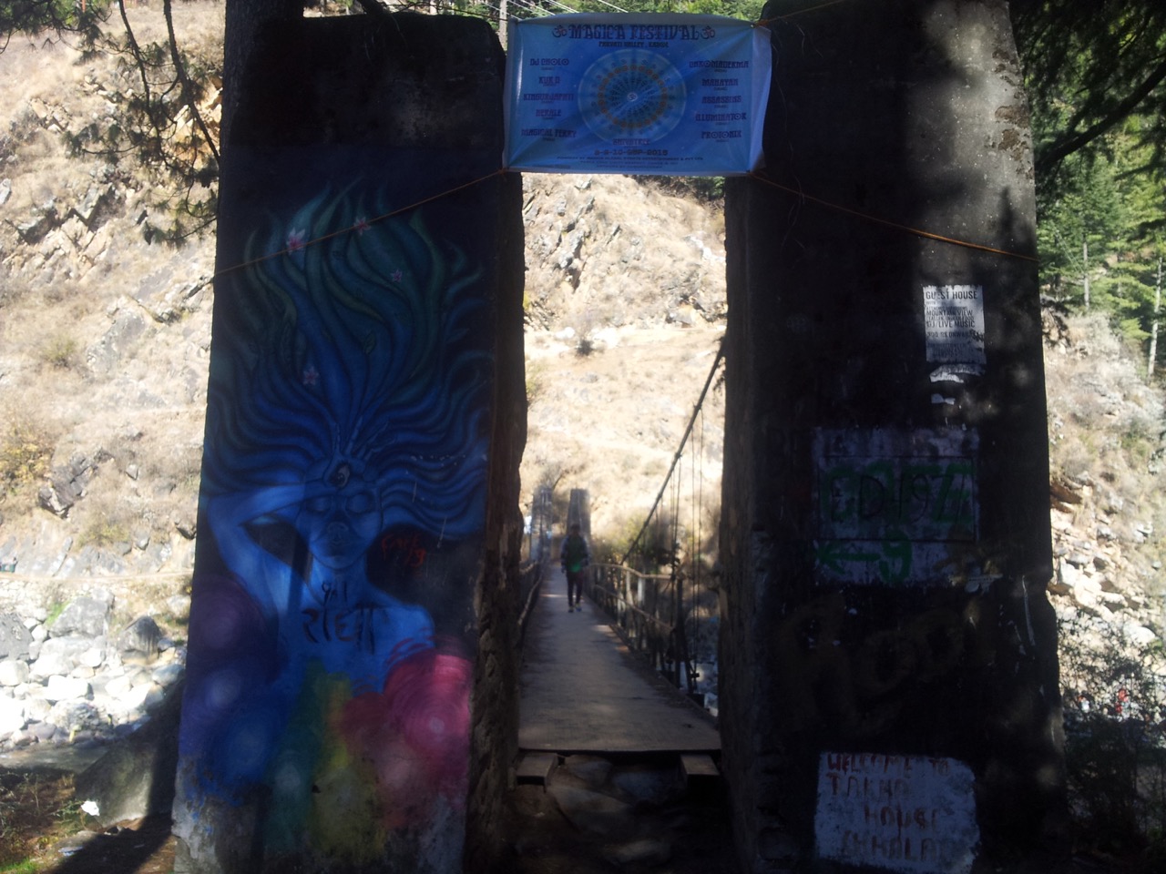 There are graffiti on this bridge. There are graffiti all around. This is a good indication of the hippie and junkie culture prevalent in Kasol.