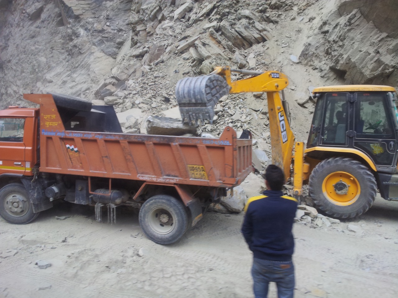 There was a landslide on Mandi tunnel road between Aut and Pandoh on Dec 7th. The debris are still being cleared.