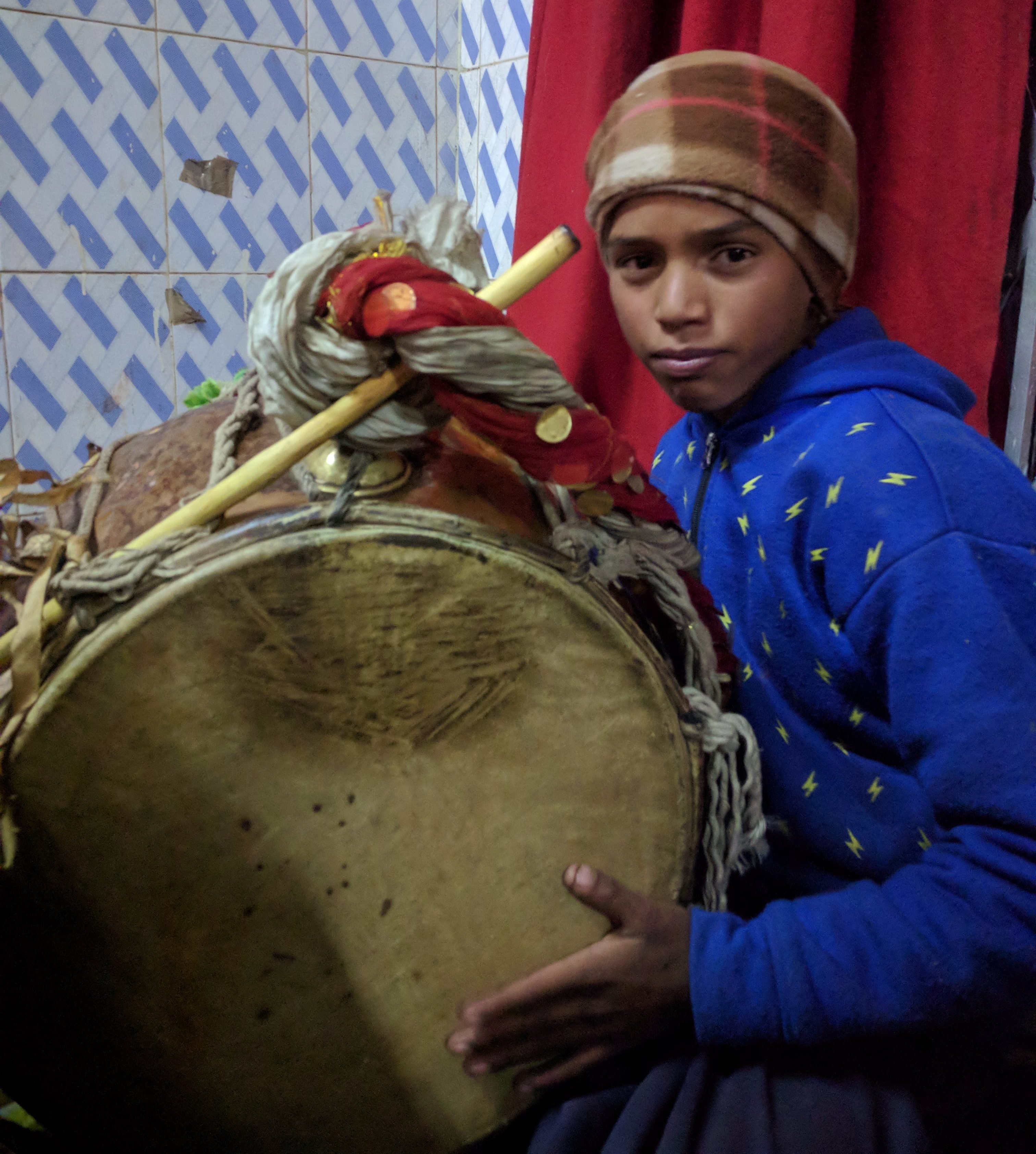 During aarti, this spirited kid played the dhol with all his might even though he lacked any rhythm sense.