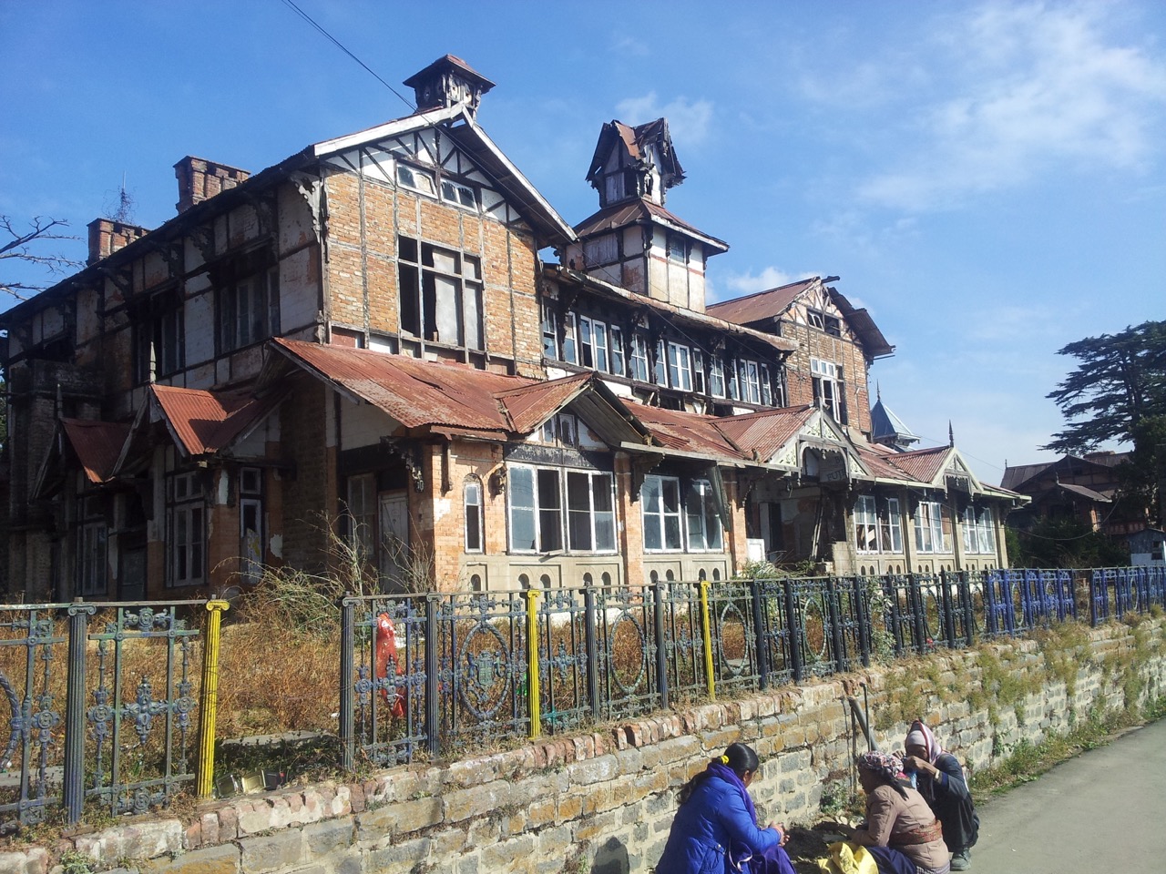 This old building falls on the road to Kali Bari. I was disappointed to know that the area was a private property that belonged to one Ram Krishan and his sons.