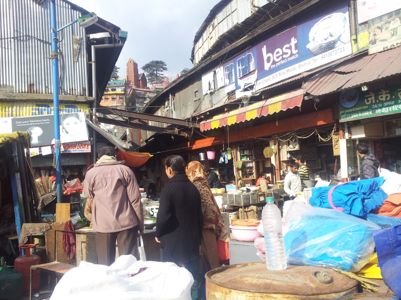 The anaj mandi market specialises in groceries.