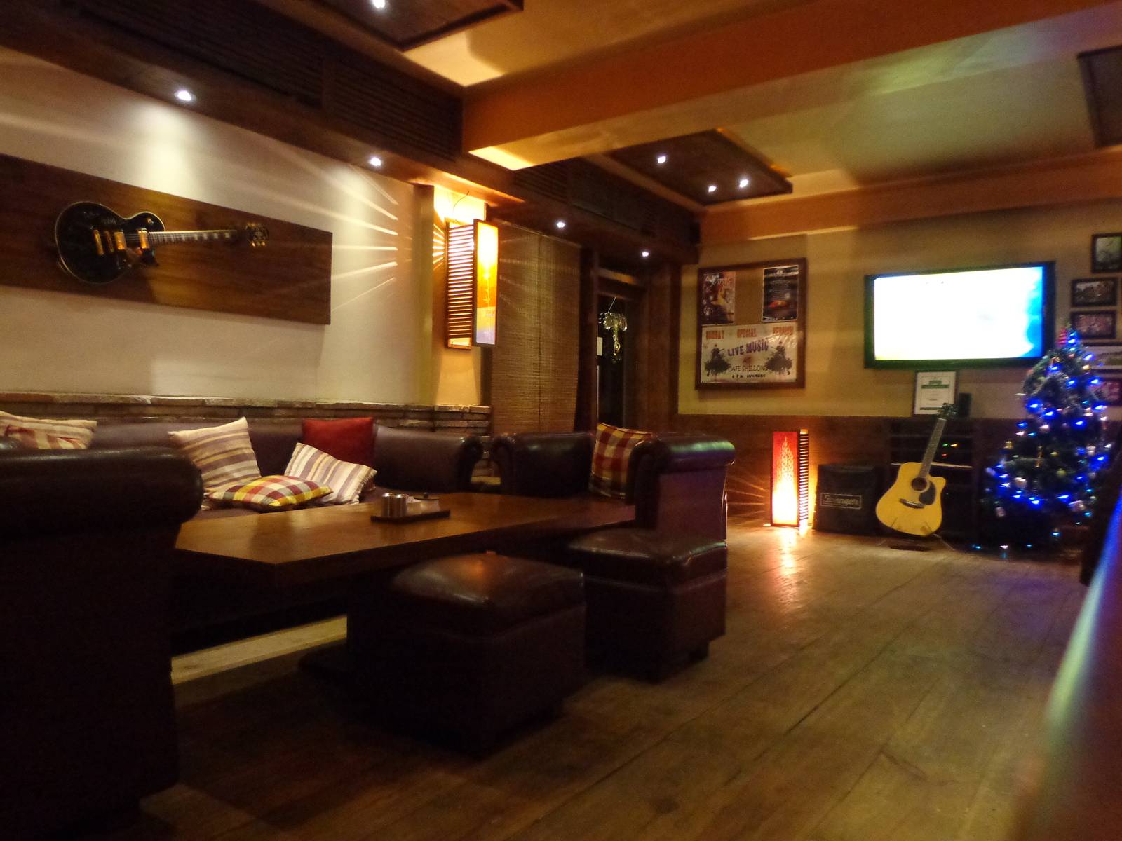 The warm interior of Cafe Shillong. The guitar has been signed by some famous Indian musicians. I could only make out Pentagram&rsquo;s Randolph&rsquo;s signature