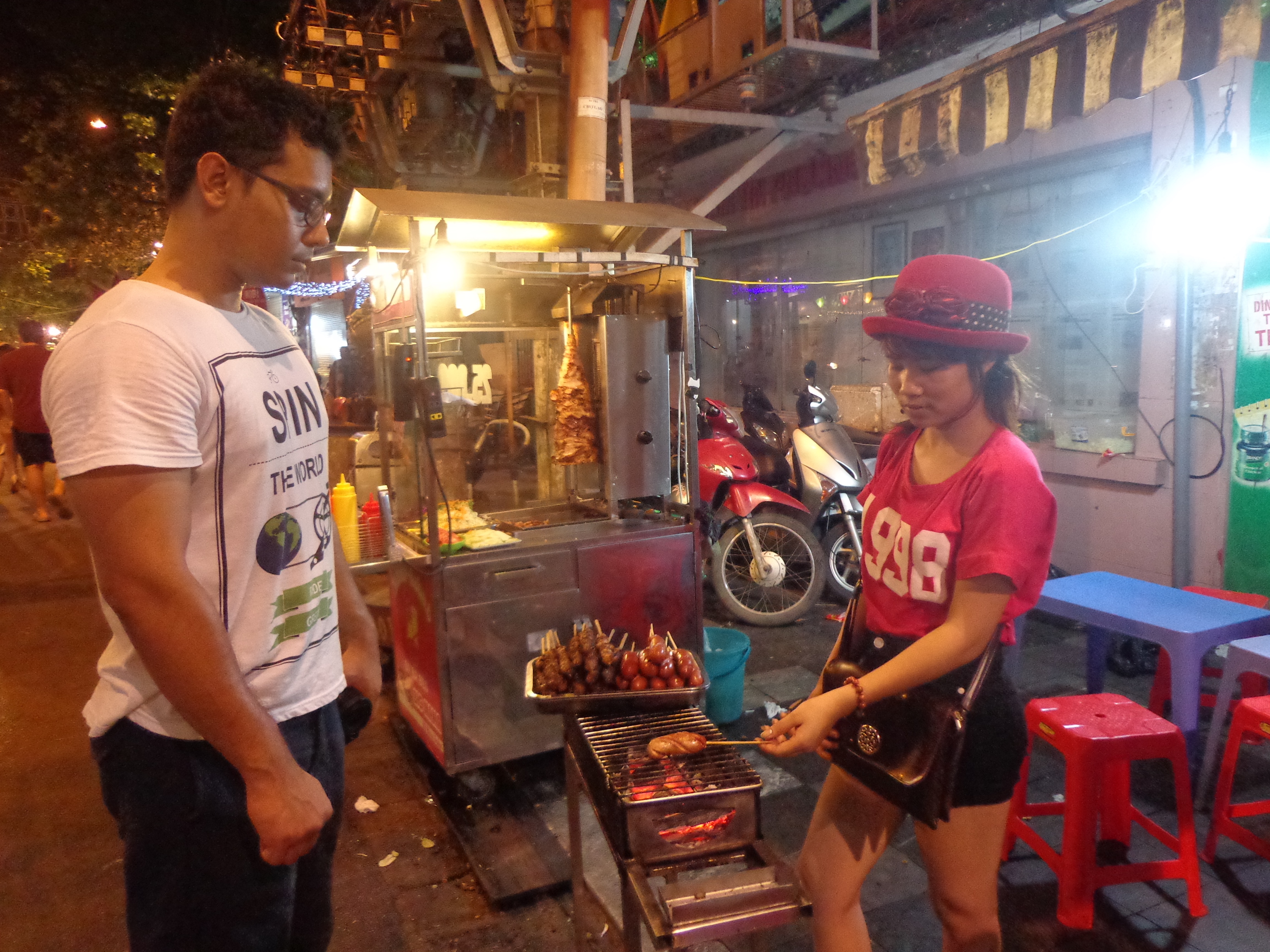 We had some pork sausages from a roadside shop. The girl did not have any idea where India is. (Indonesia? she asked)