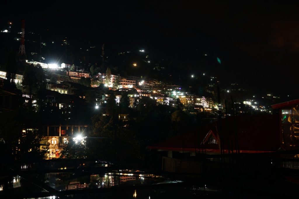 Reckong Peo at night.