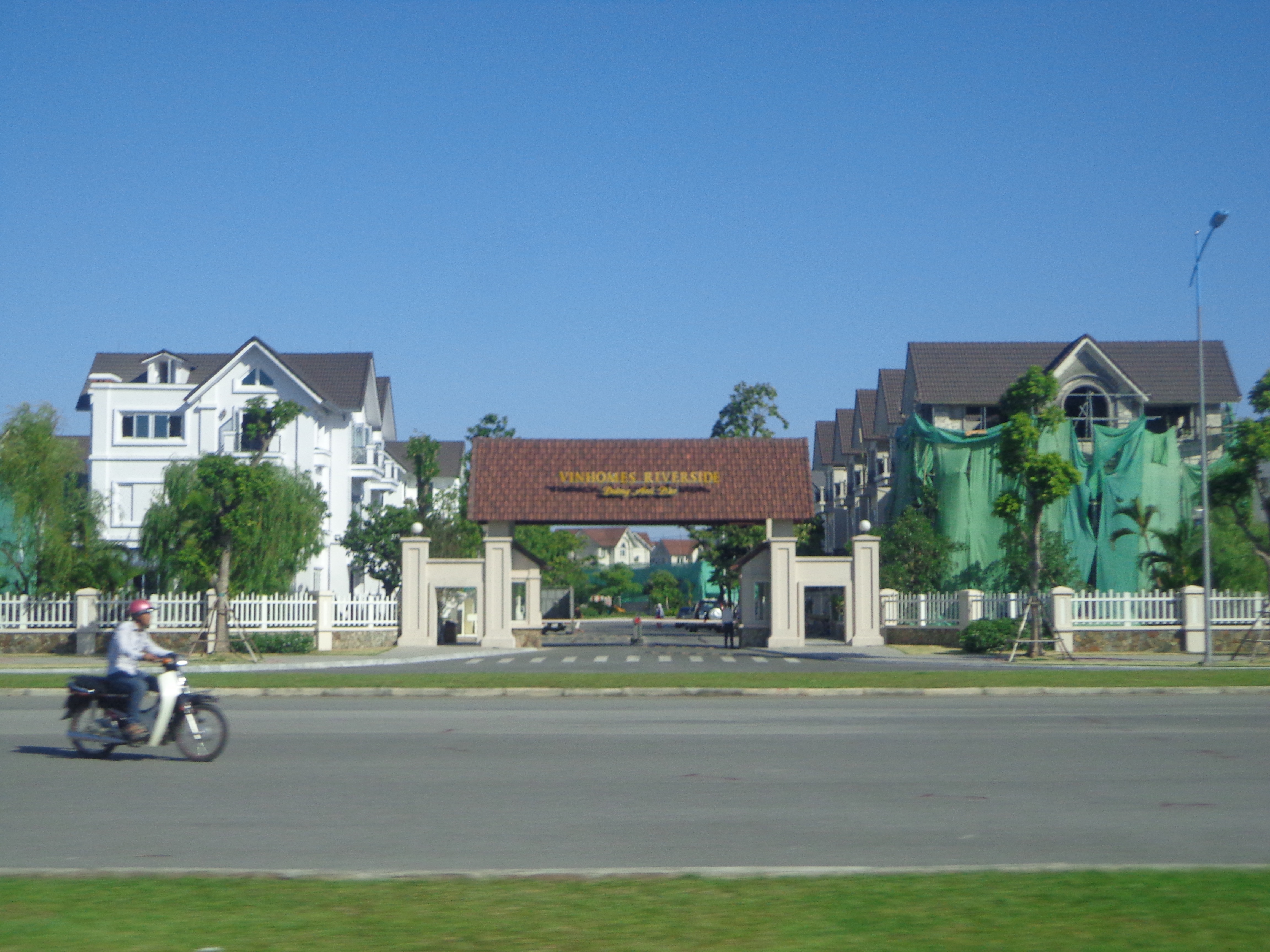 Projects like these reminded me of the real estate projects undertaken near the outskirts of Bangalore.