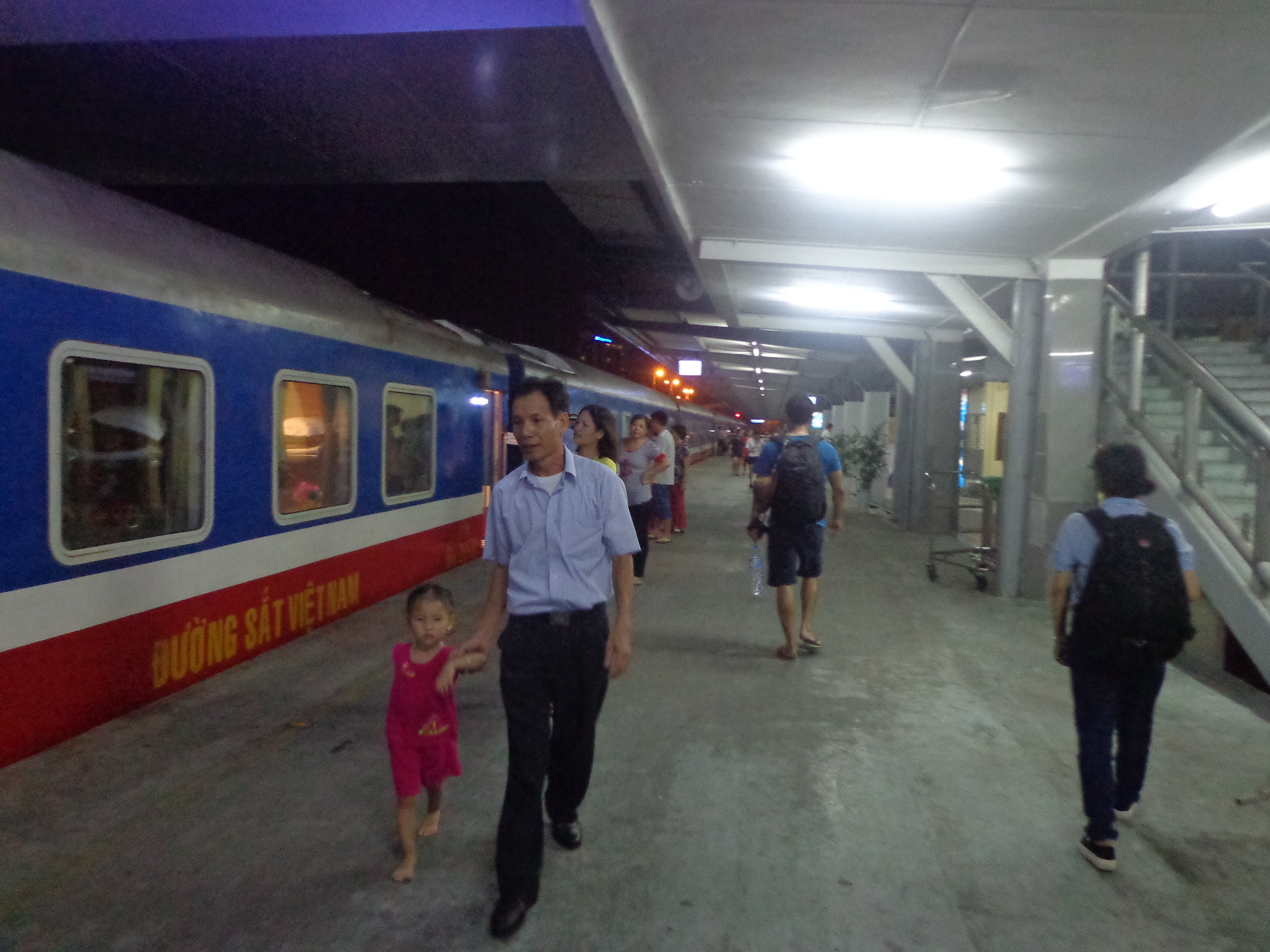 Ha Noi station, platform 1. The SE3 is waiting for departure.