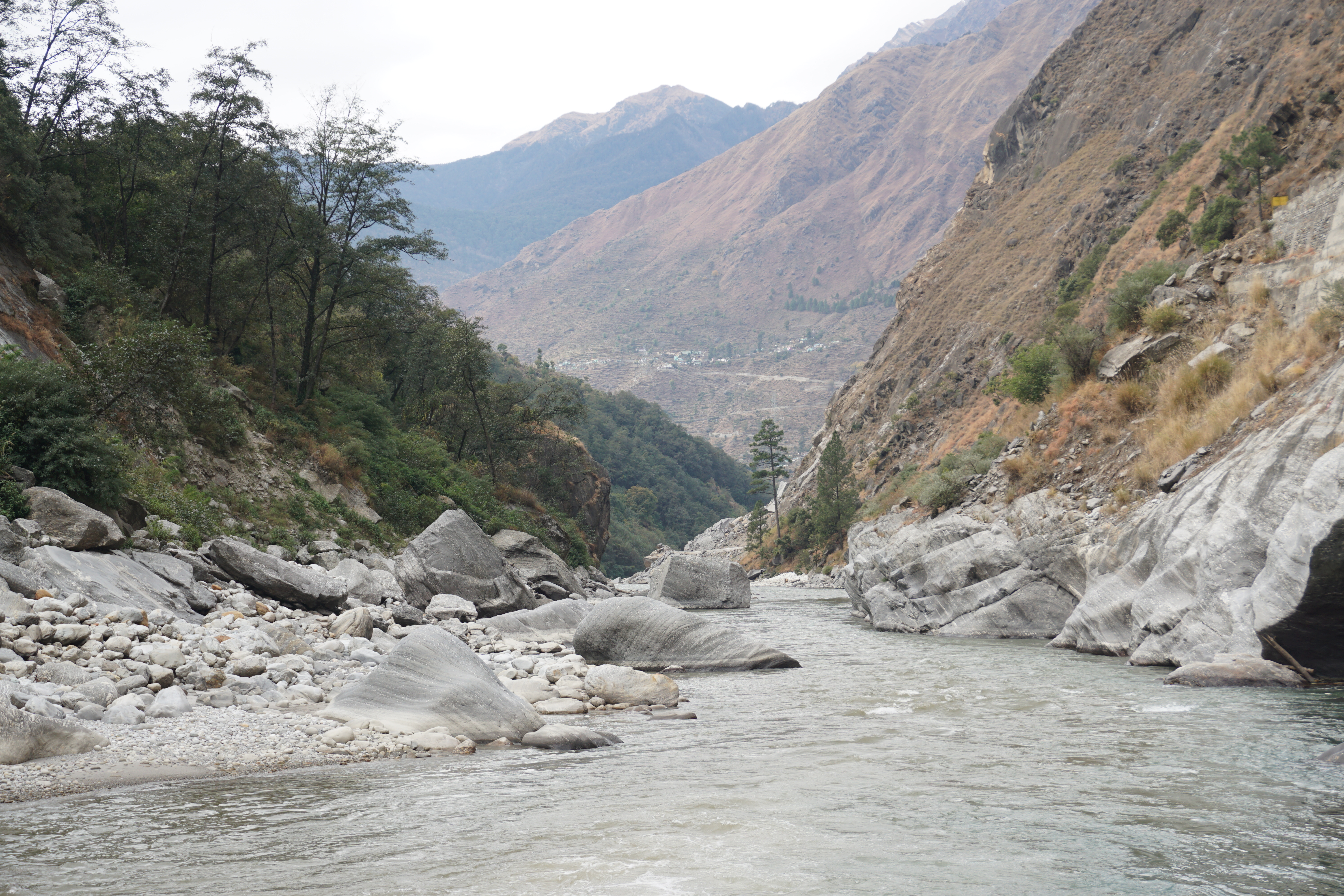 The entire valley opens itself up to its full majestic view from the bed of the river.
