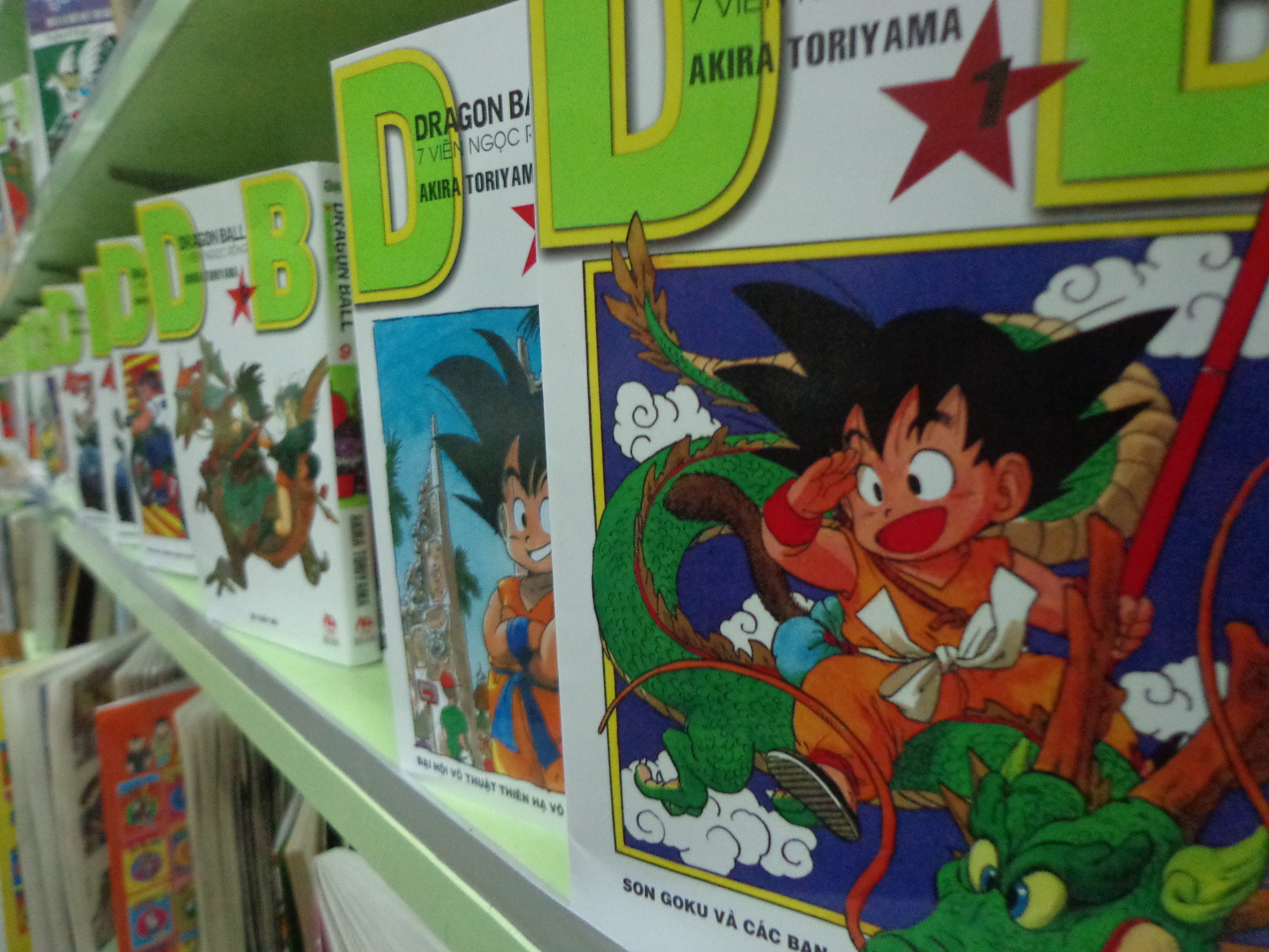 Dragon Ball - Unlike the English edition, they have not split the series into two. The 17th volume is the 17th volume and not Dragon Ball Z, volume 1.