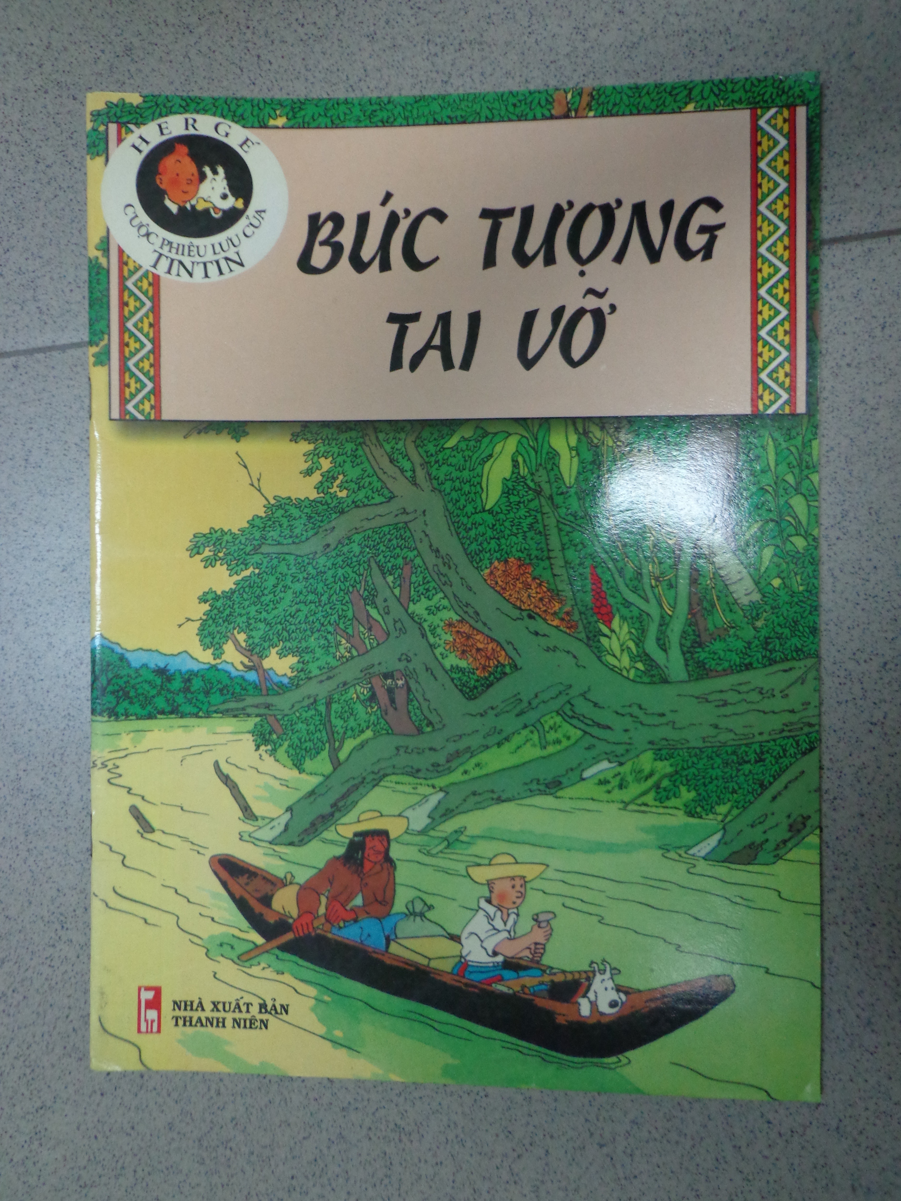 Tintin - The Broken Ear in Vietnamese.