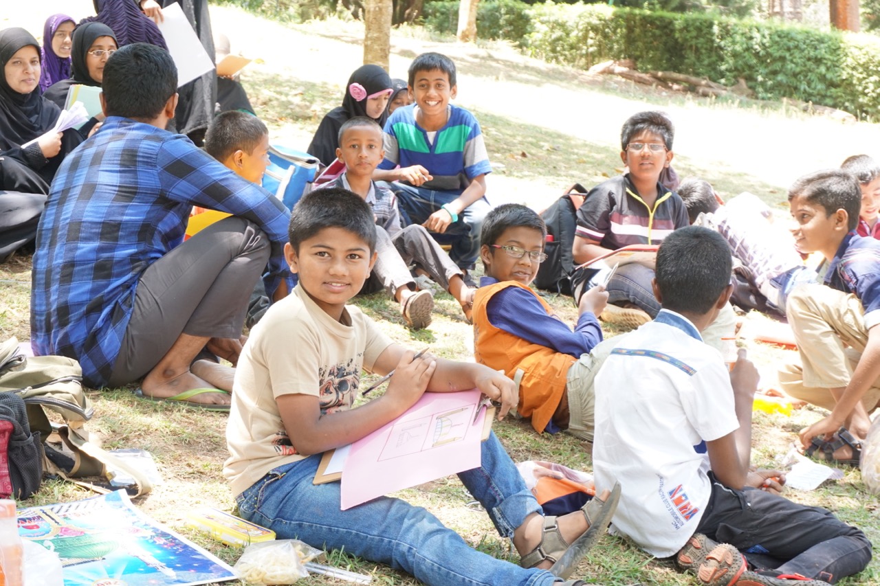 A group of kids were drawing in Sim&rsquo;s Park. I thought that they were doing still life. To my dismay, they were drawing Mosques and Minarets.