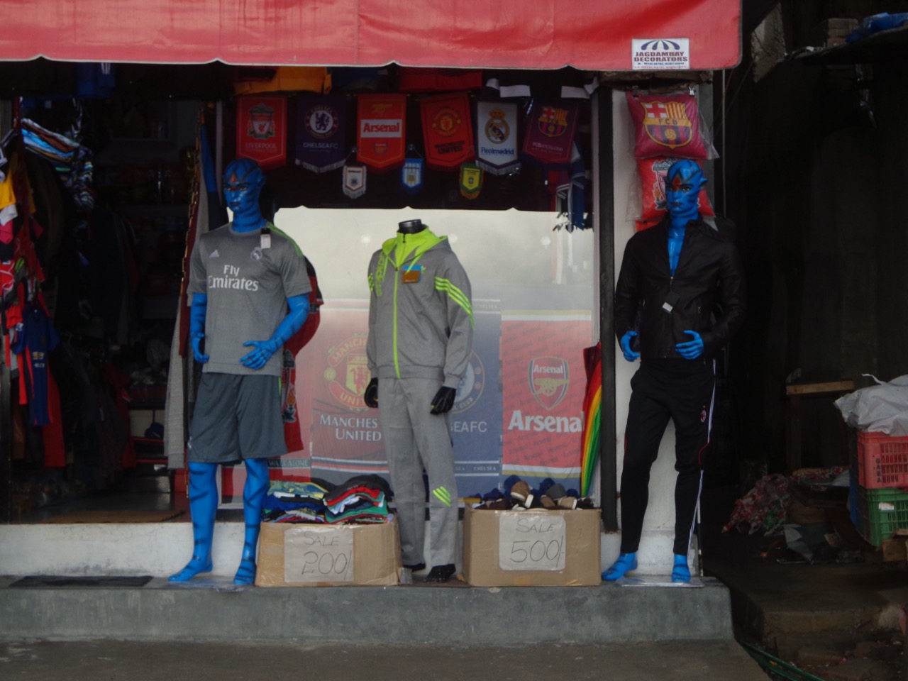 Sometimes you can&rsquo;t afford human mannequins. That&rsquo;s when Na&rsquo;vi dolls come to the rescue.