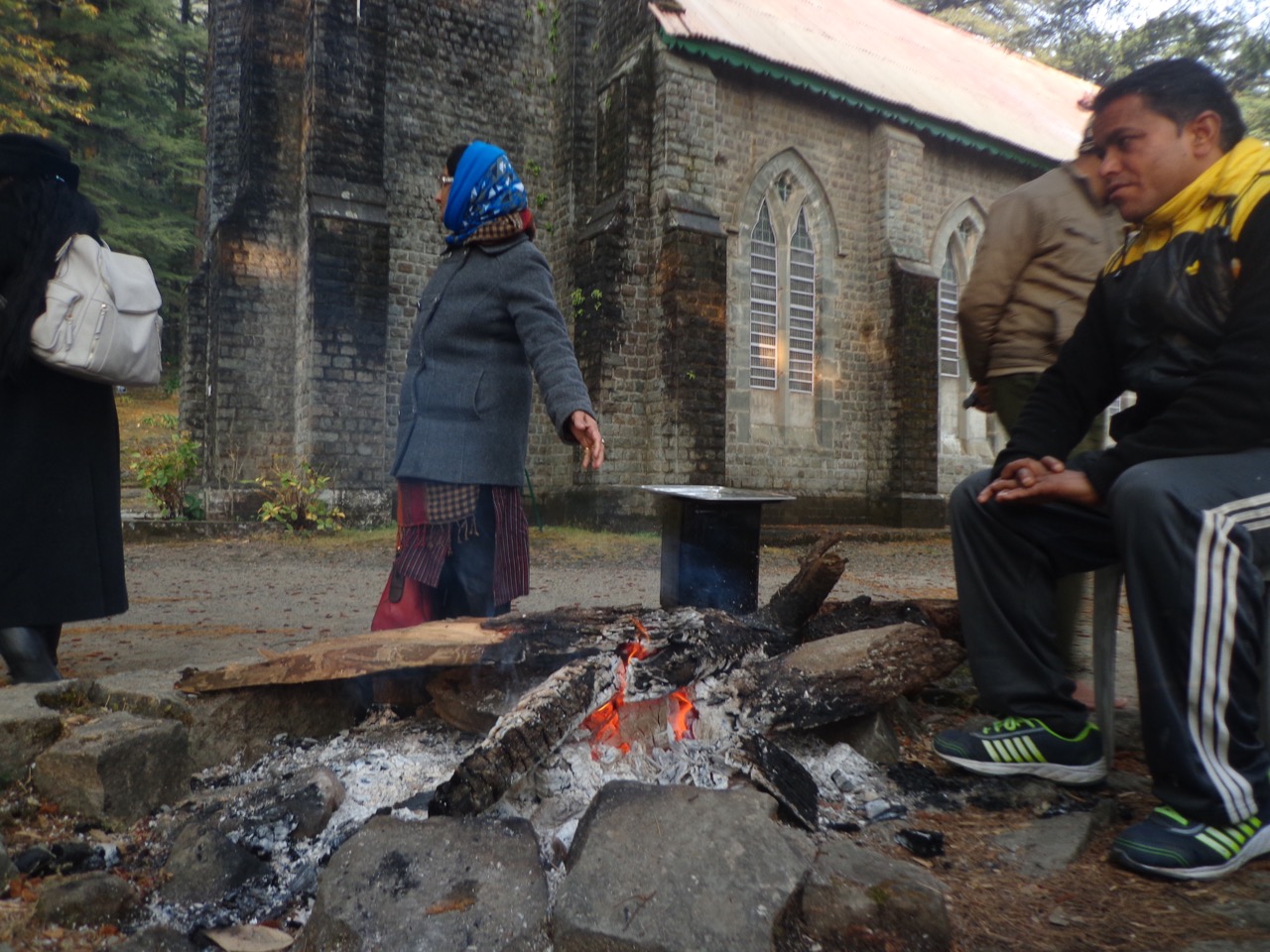 My weather app said that it was 4°C. I did not miss a chance of basking in such bonfires, whenever I got an opportunity.