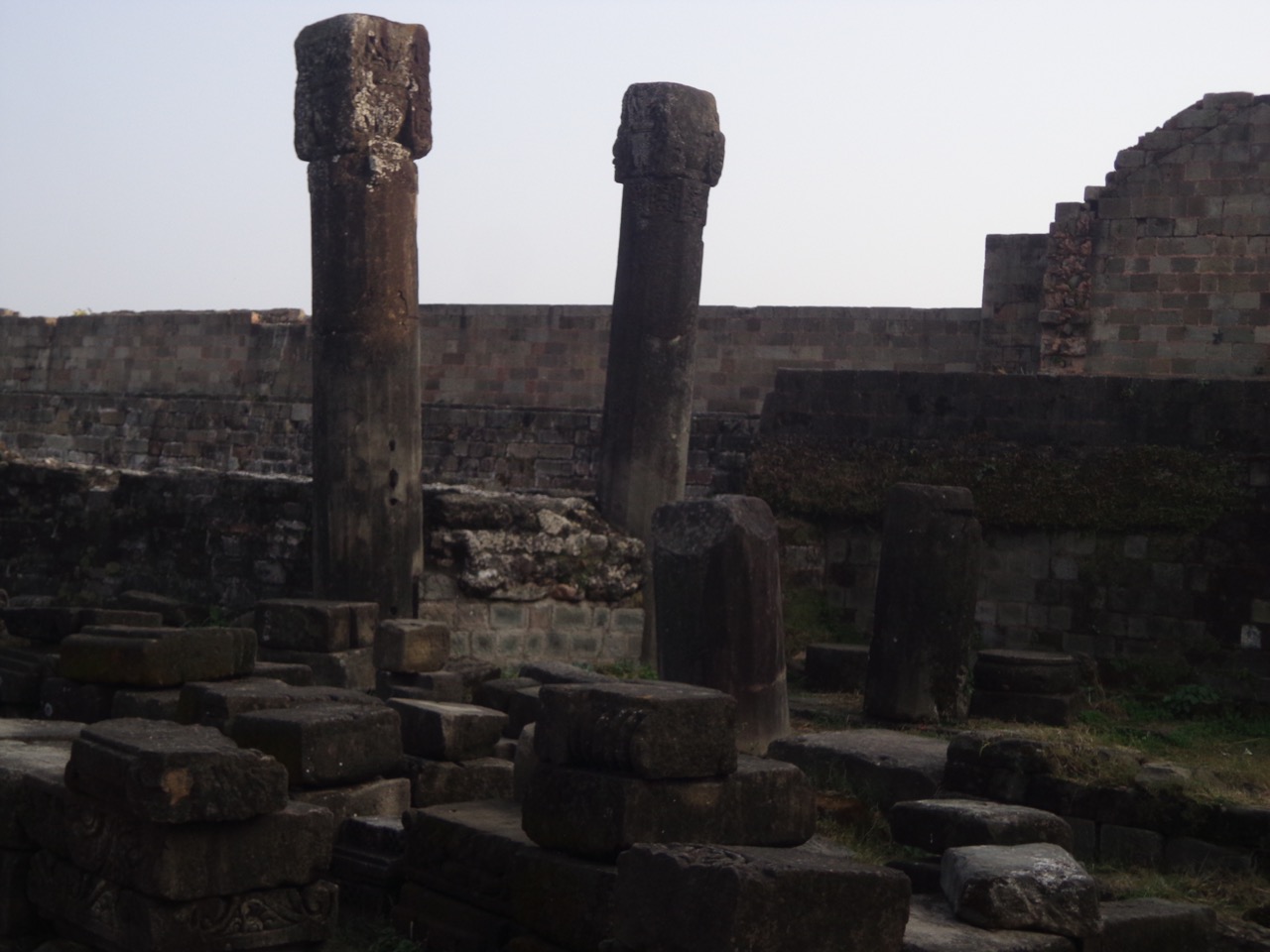 The 1905 earthquake had reduced the fort to rubbles.
