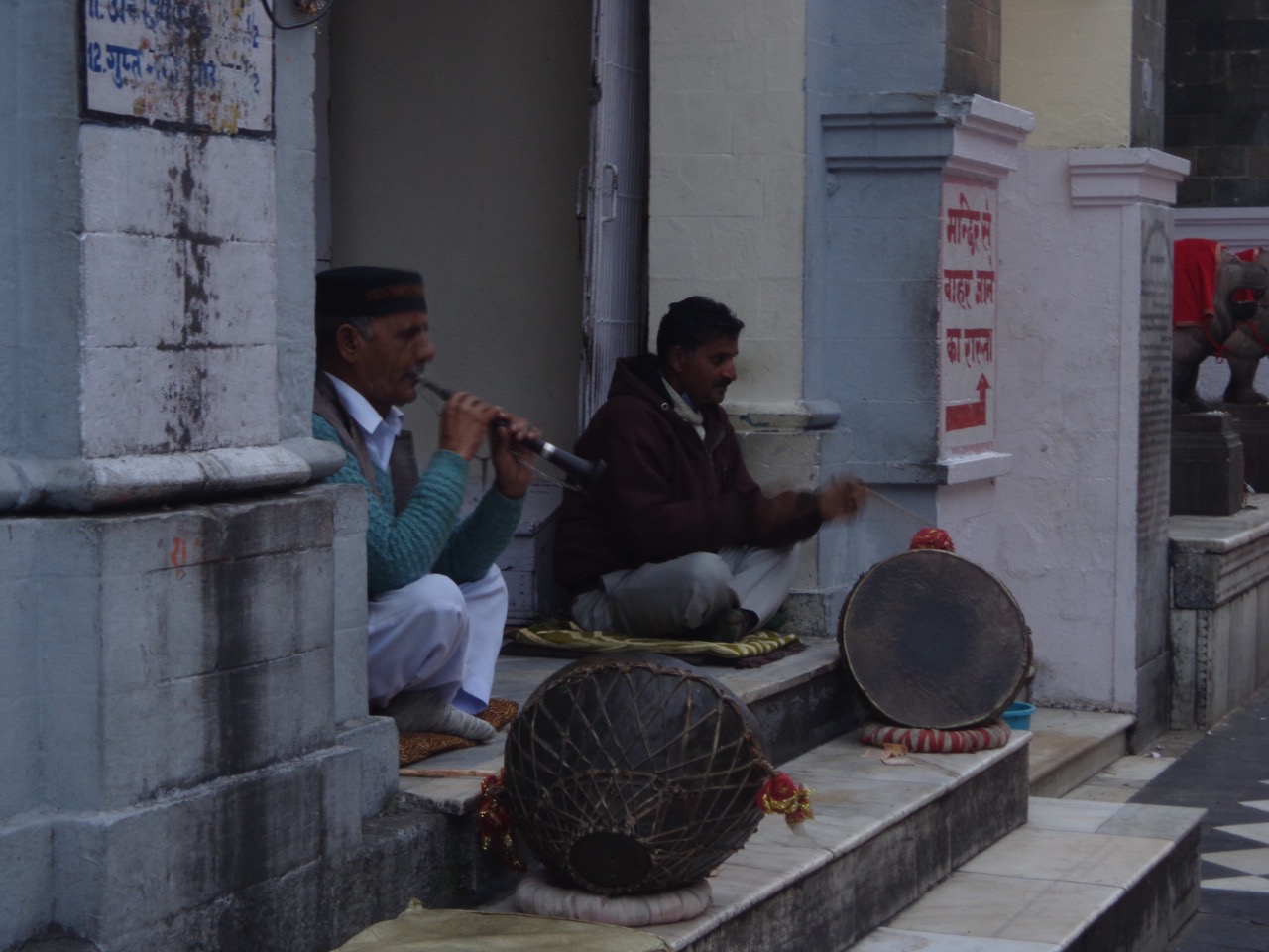 Two musicians playing in the courtyard.