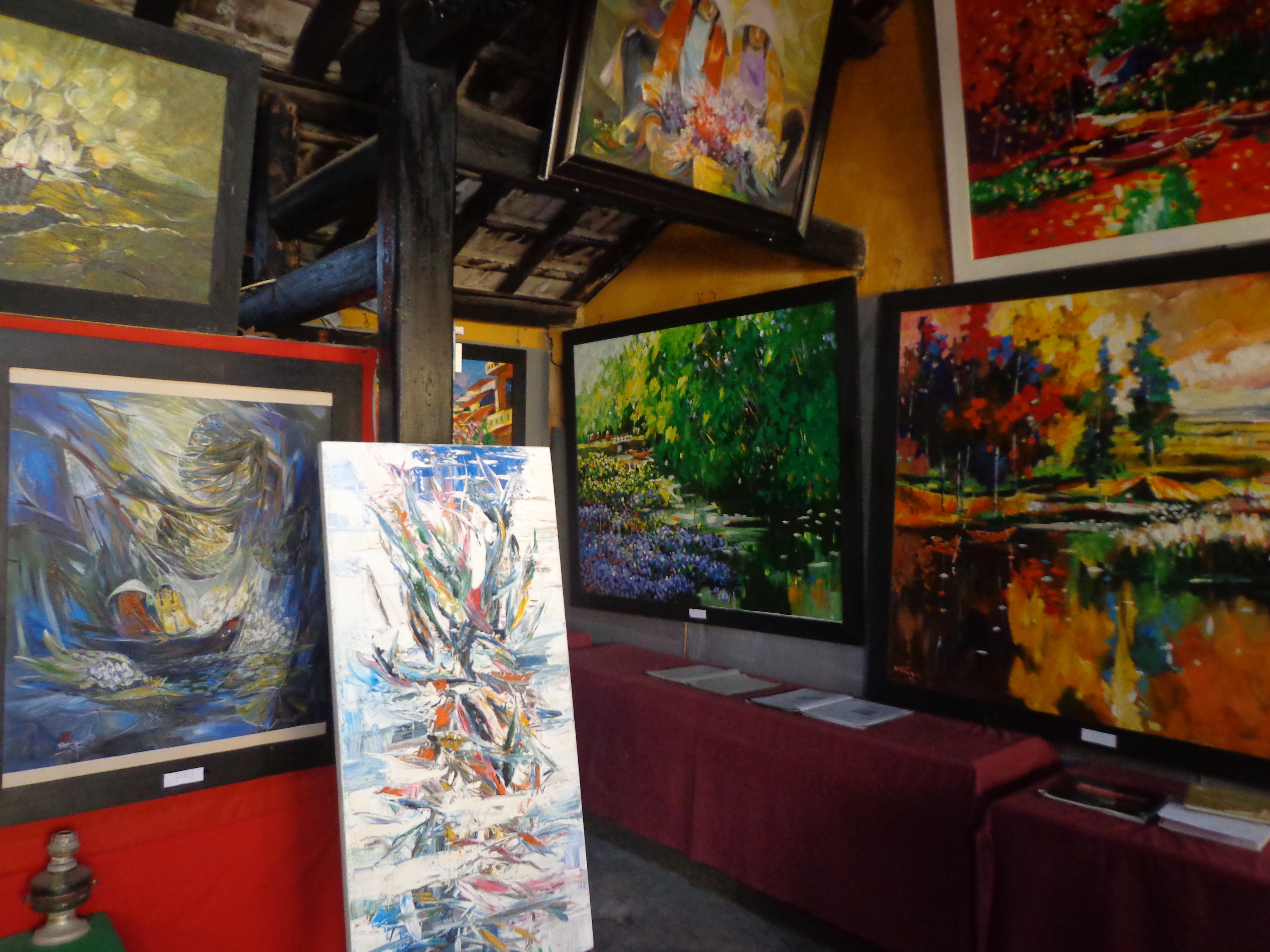 The Hoi An art gallery contains many paintings by renowned and up coming Vietnamese artists. This small gallery can be easily missed amidst the chaos of central market.