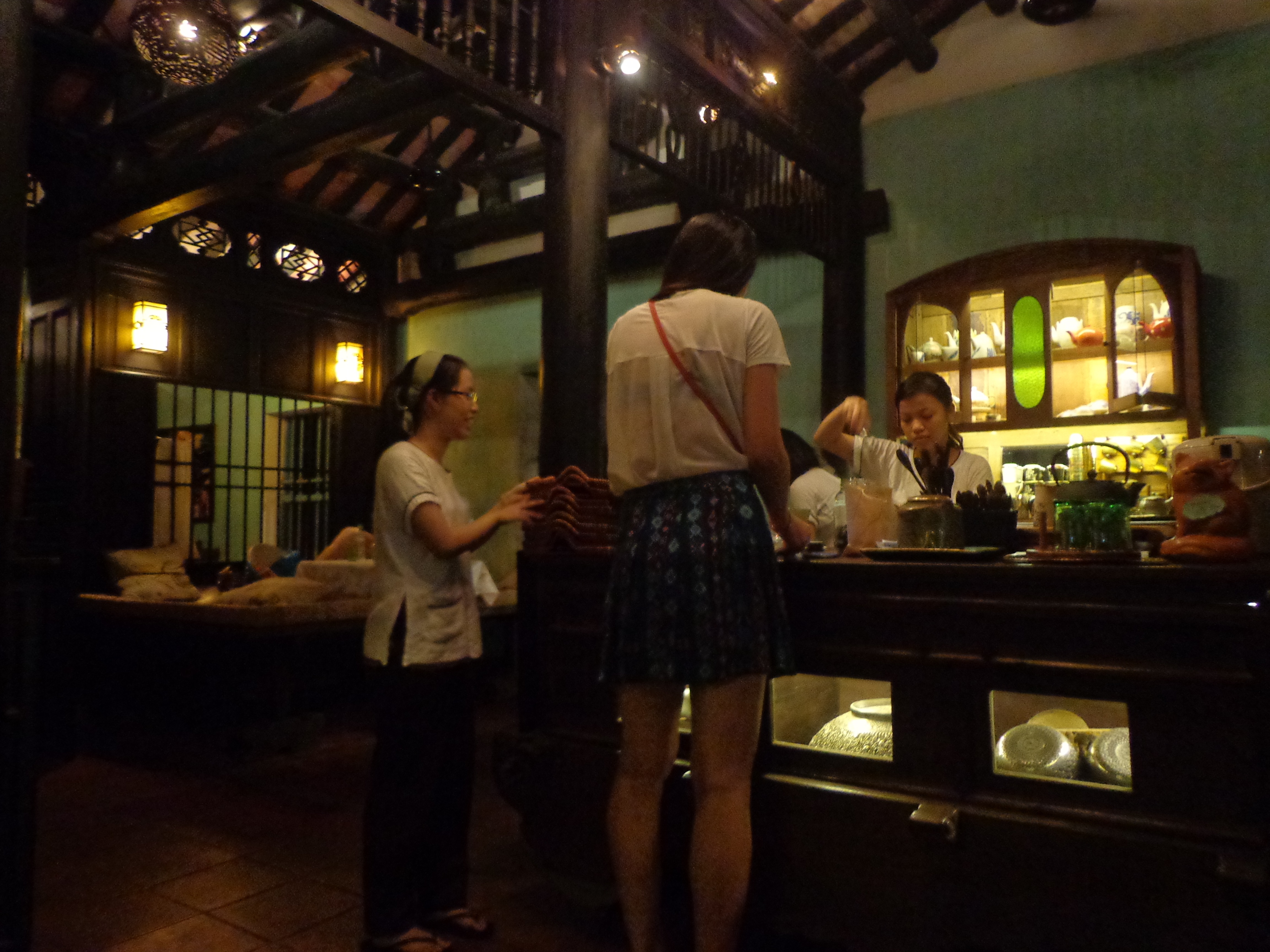 These girls run the front of the house. They have put a lot of thought in the operational mechanism. Hence, communication isn&rsquo;t an issue. For example, the ordering form is a simple fill in the box type of checksheet.