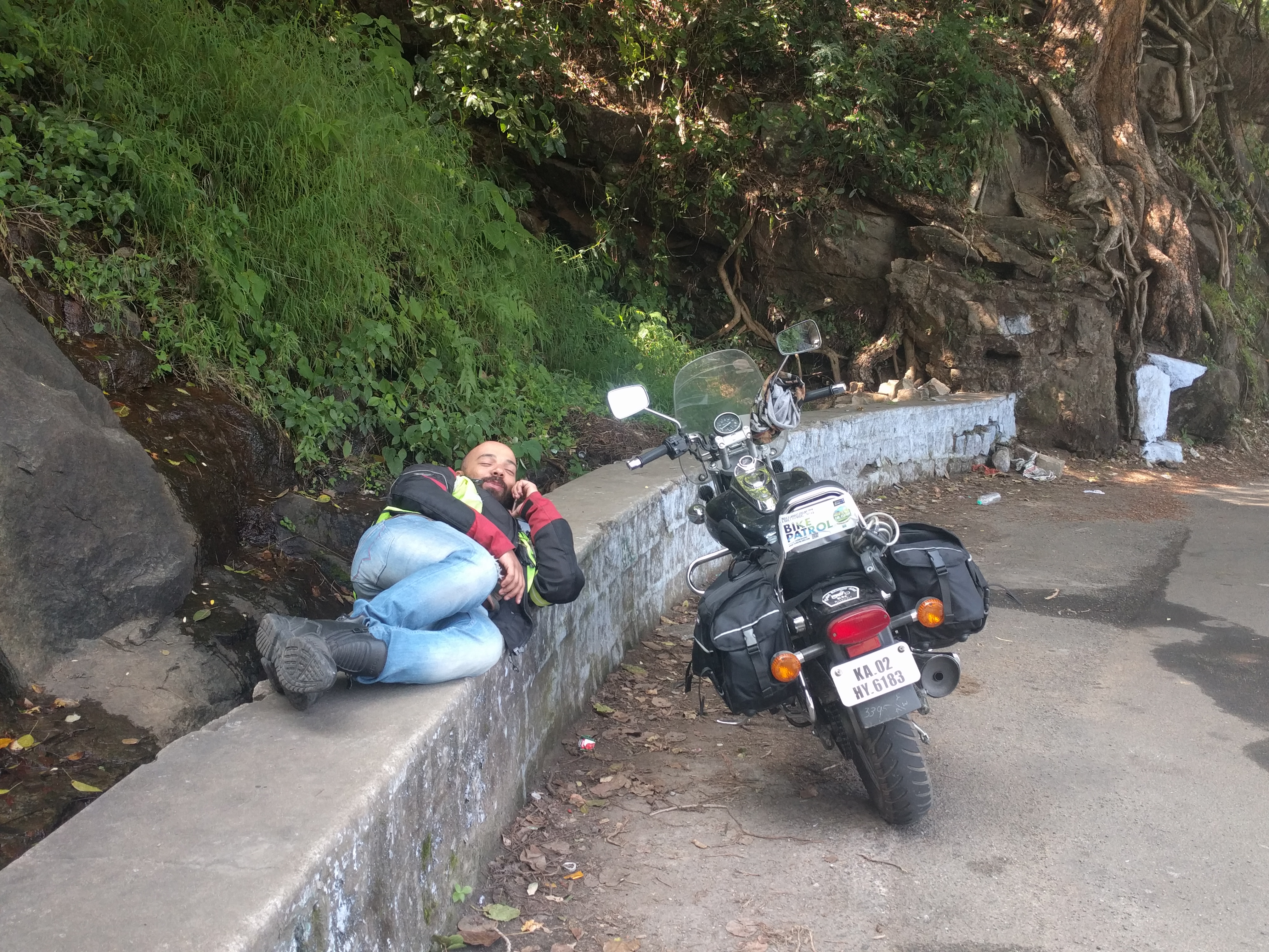 While descending I saw one of the volunteers enjoying the shades. They deserve it. These are the guys who make the tour extraordinary.