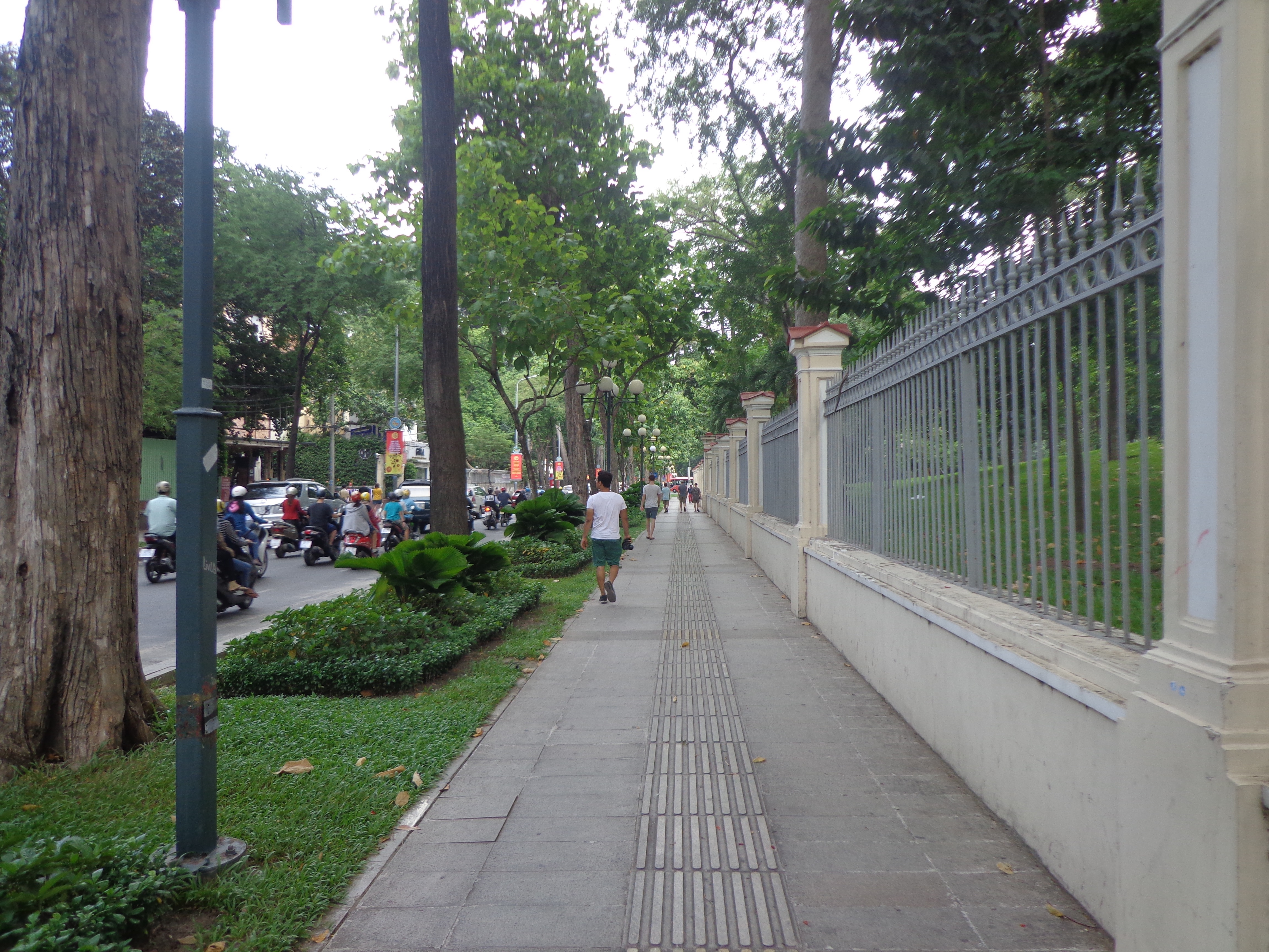 The nicely paved roads and the well maintained parks made walking a pleasure. Even the weather was extra comfortable with cloudy sky and cool breeze blowing every now and then.