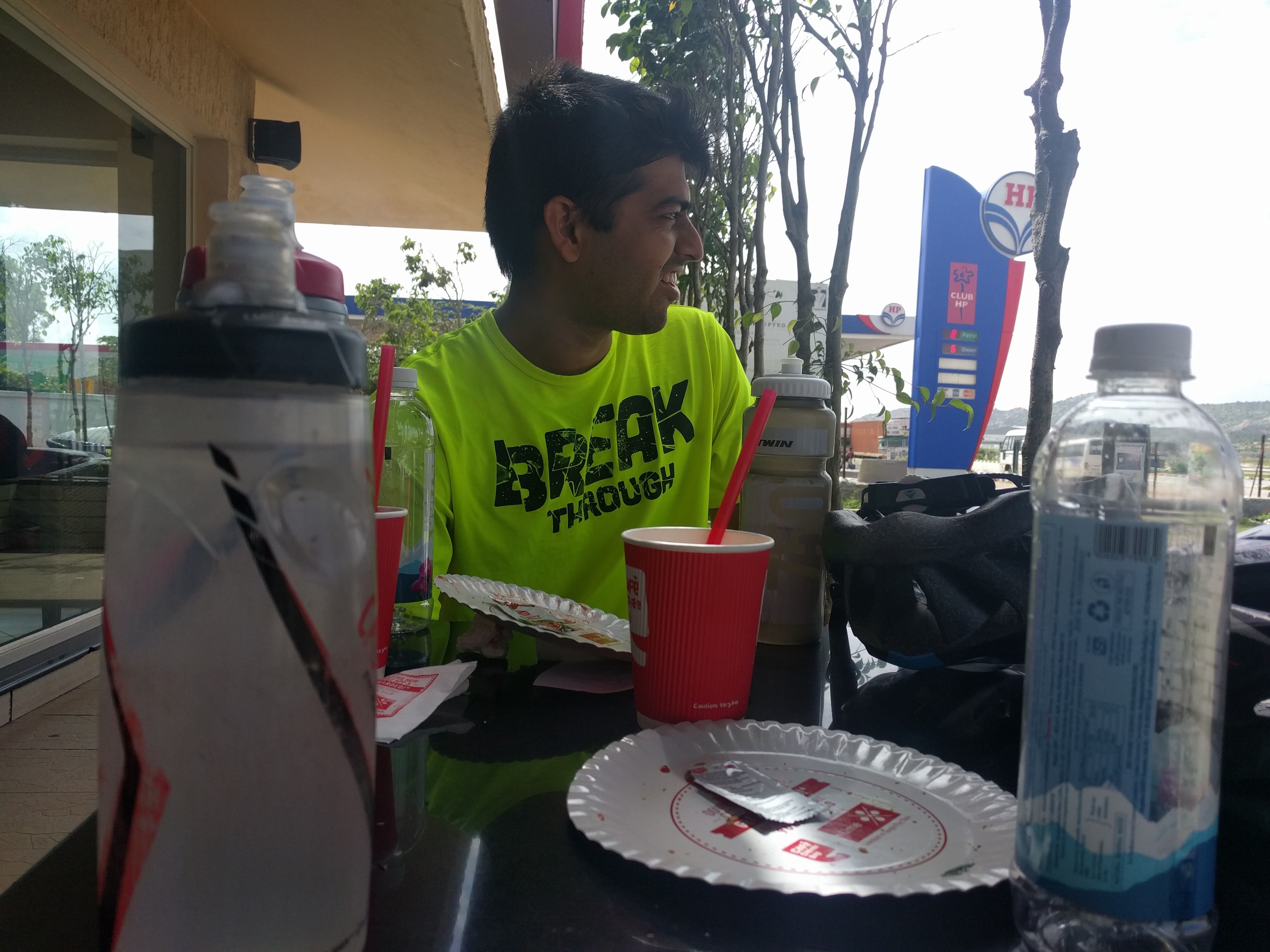 We had our fill of sandwiches and ice tea. We also refilled our bottles. I have started carrying a dedicated bottle of electrolytes. Ravish might get a second bottle, too.