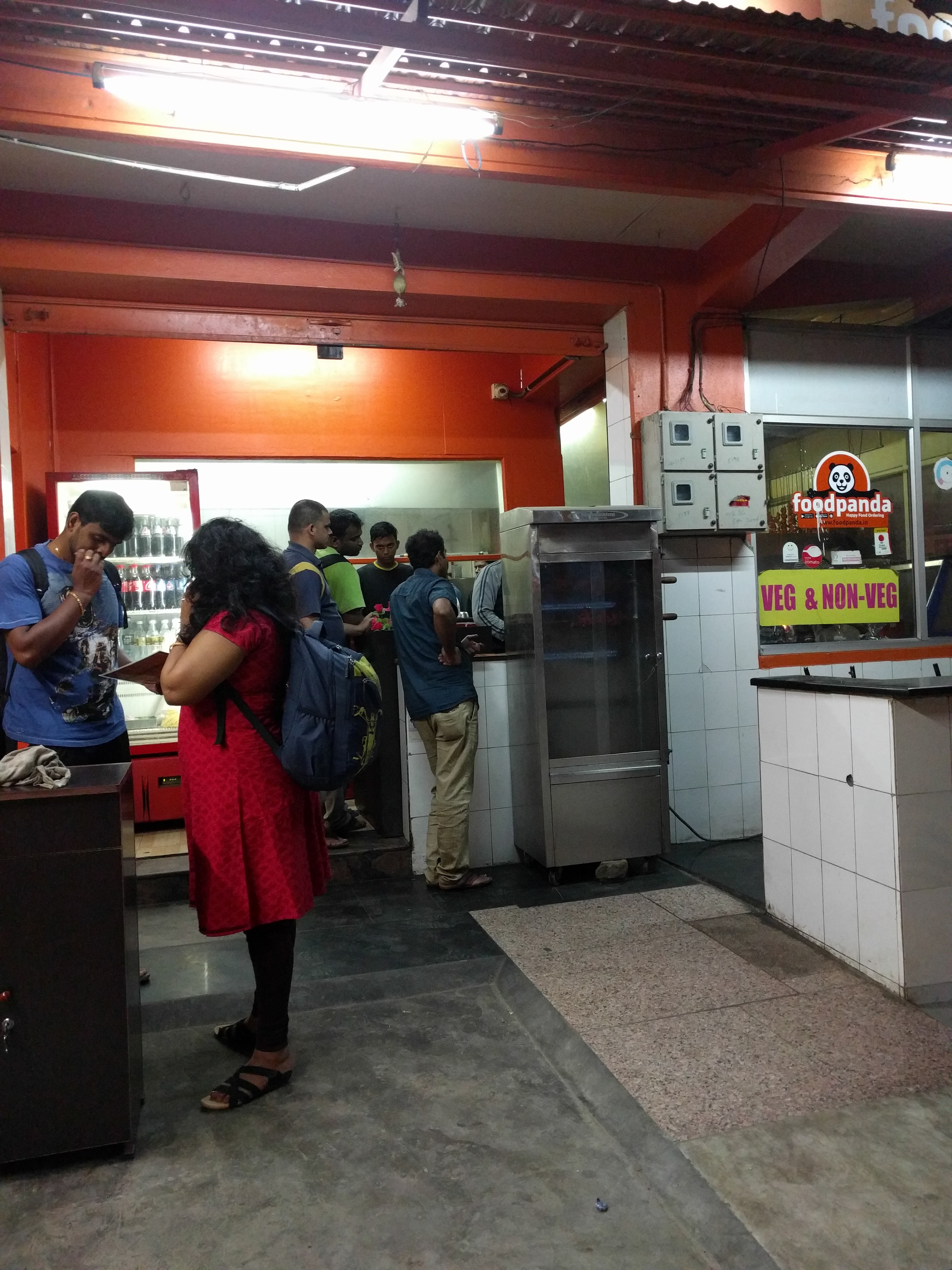 Notice that there are four people in que waiting to place their orders. People who have placed their orders usually stroll around the empty space infront of the restaurant. Many go for a tobacco break after placing their order. Notice the Tandoor grill on display. It was already half empty at 8:30 pm.