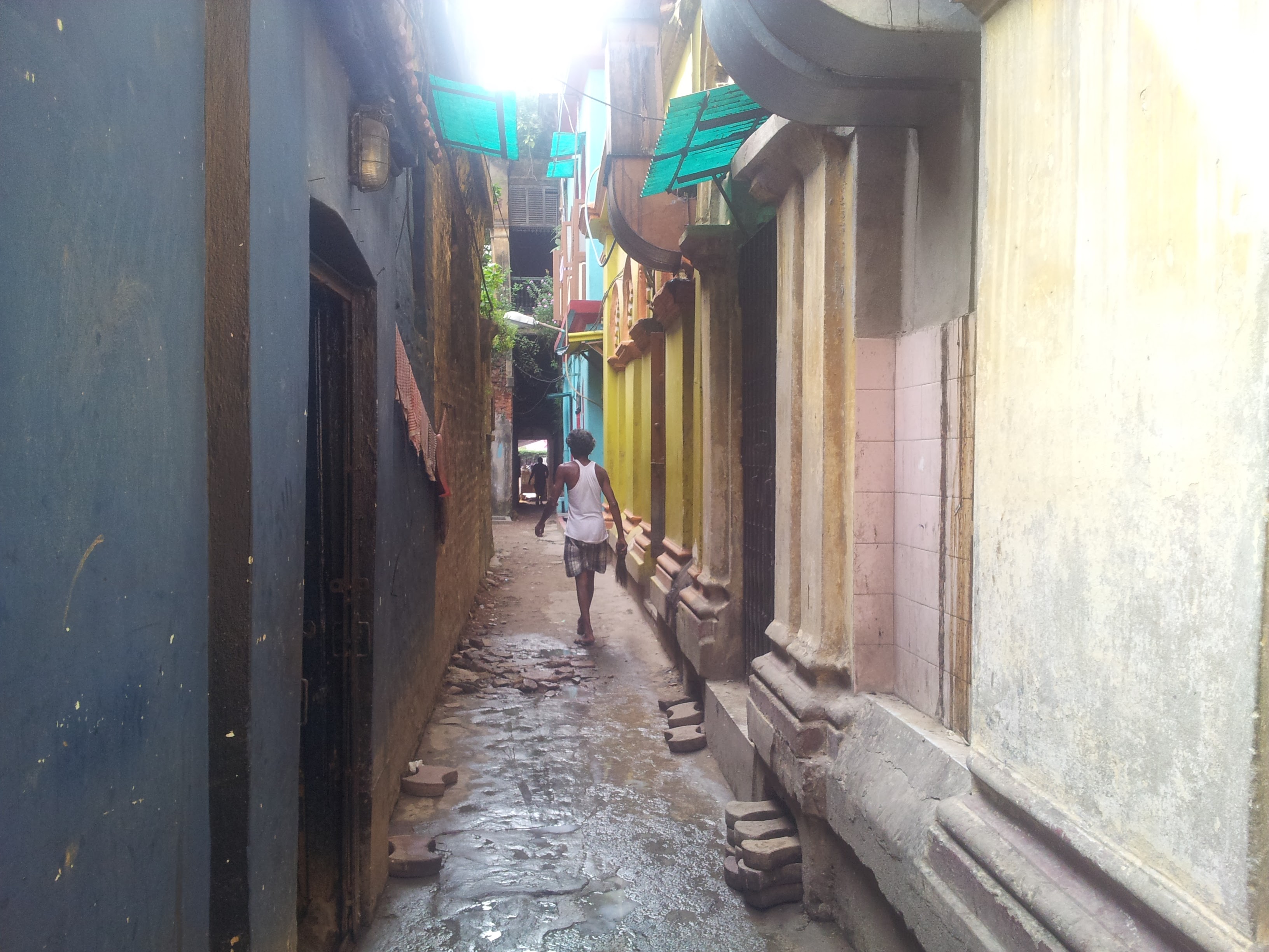 The entrance to this place can be easily missed. The small door frame at the far end is the opening to this place.