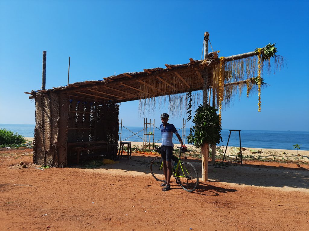 This is not a shack but a mandap of Bhoota Kola ceremony. (Thanks Dheeraj for the info.)