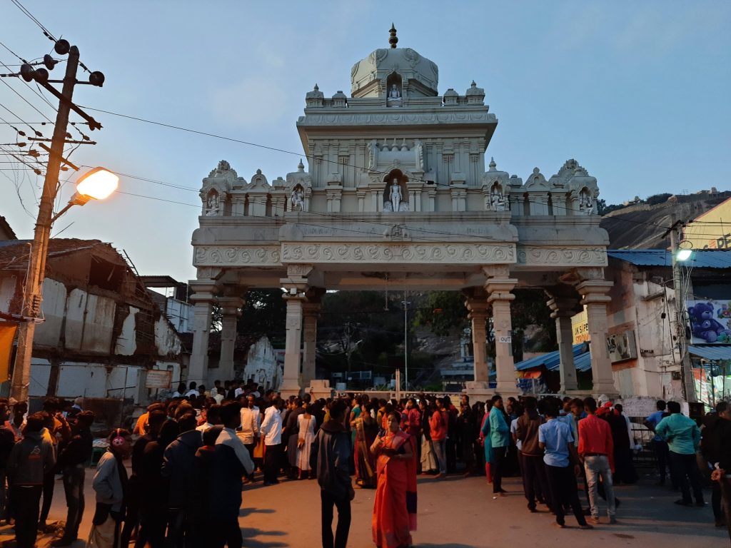 Devotees had started to gather as early as 6:00 AM. Tea shops served tea and biscuit to those who needed to freshen up.
